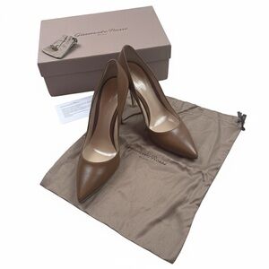 Gianvito Rossi Decollete Cuoio Leather Pumps Size 39 — With Box & Dust Bag